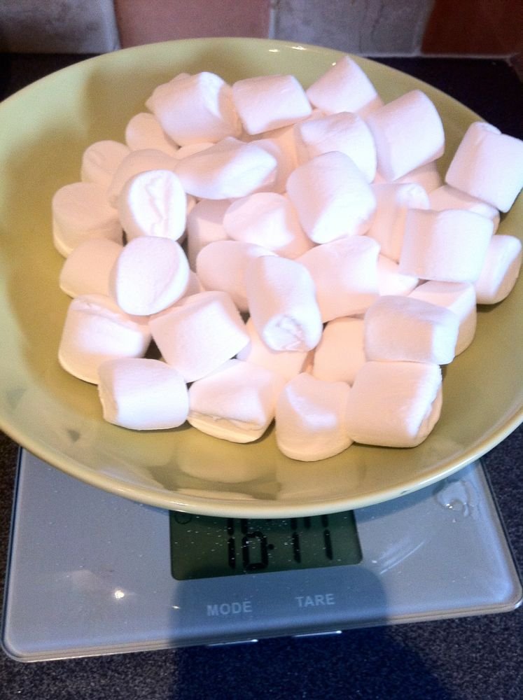 Candy cake, la torta di caramelle - passo 1