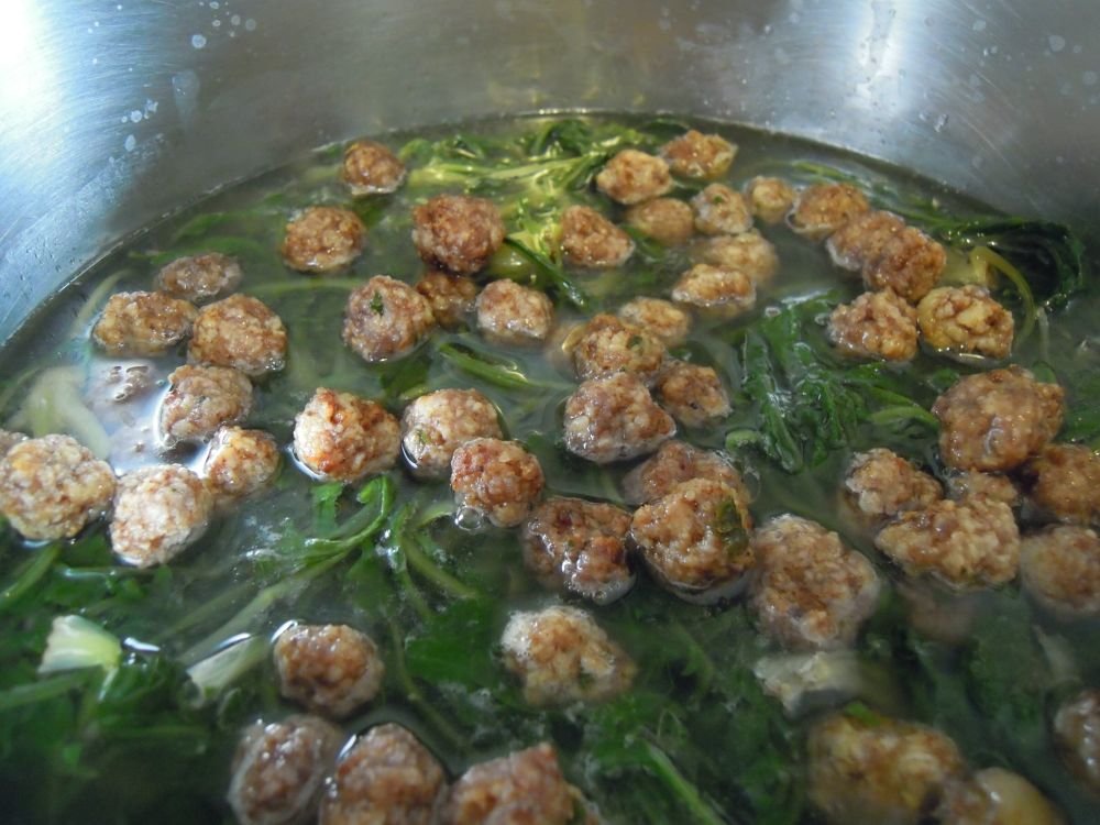 Cicorielle campestri azzise con brodo e polpettine - passo 6