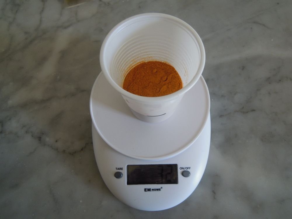 Pesare la curcuma dentro tale misura ricavandone 32 g di peso