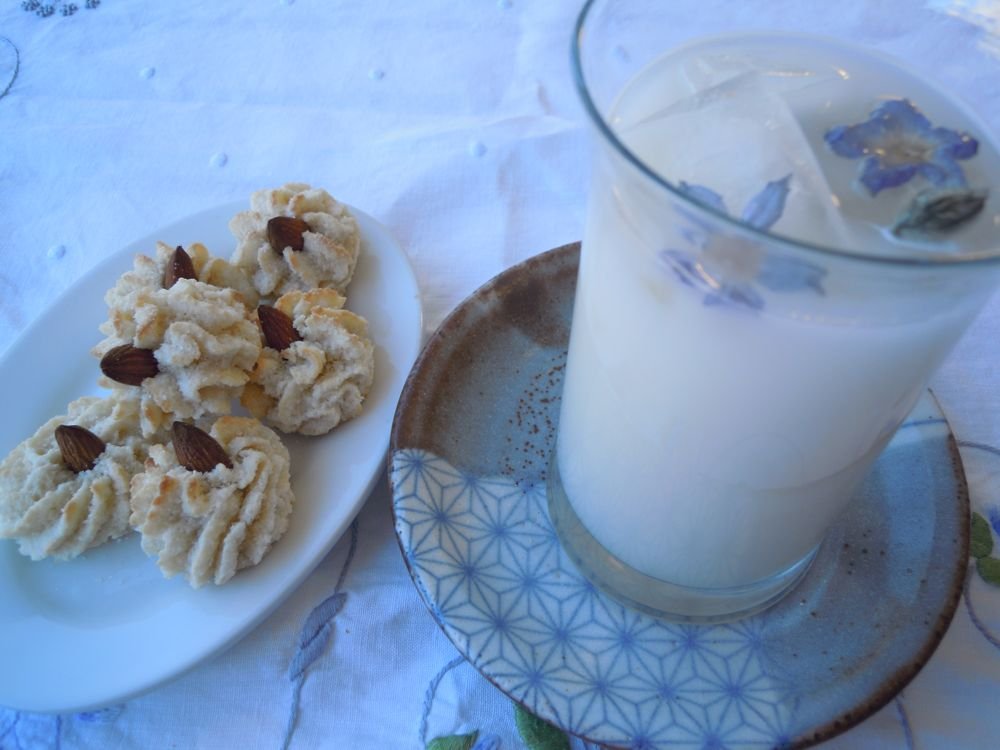 Latte di mandorla con fiorellini di borragine