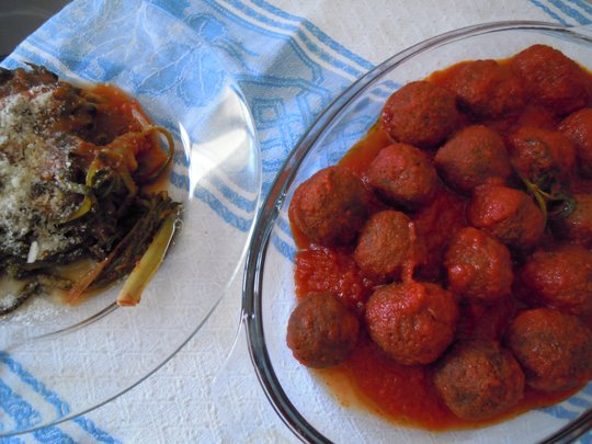 Polpette di pane con sugo di pomodoro impiattate
