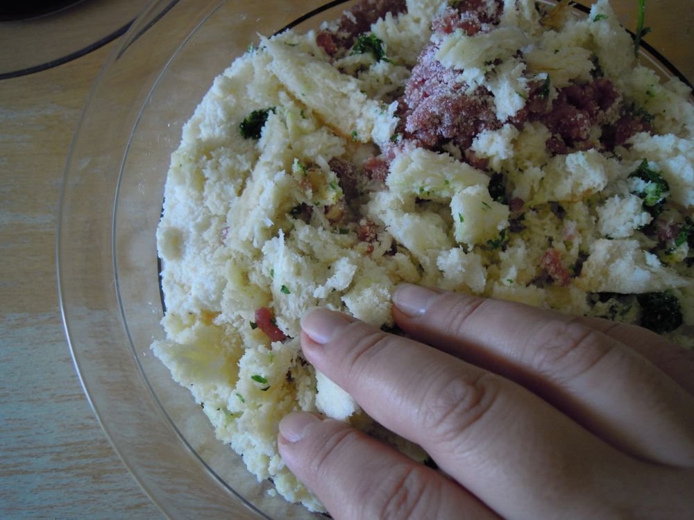 Cicorielle campestri azzise con brodo e polpettine - passo 3