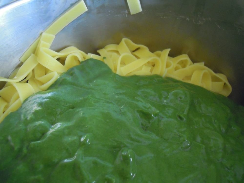 Tagliatelle con spinaci, speck e gamberetti - passo 4