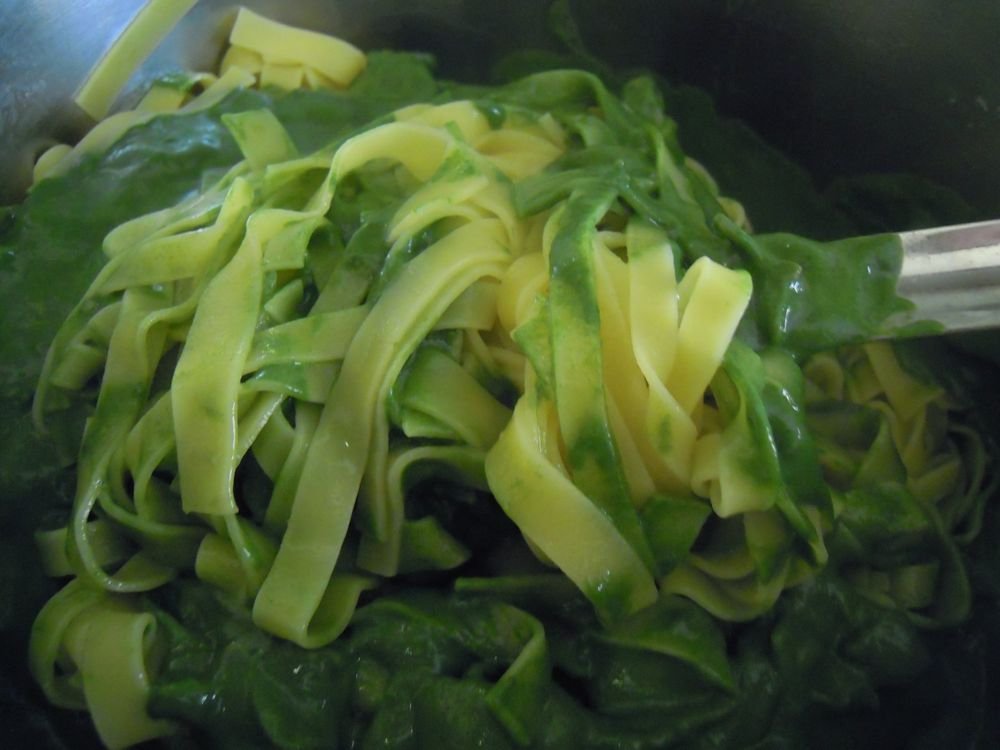 Tagliatelle con spinaci, speck e gamberetti - passo 4