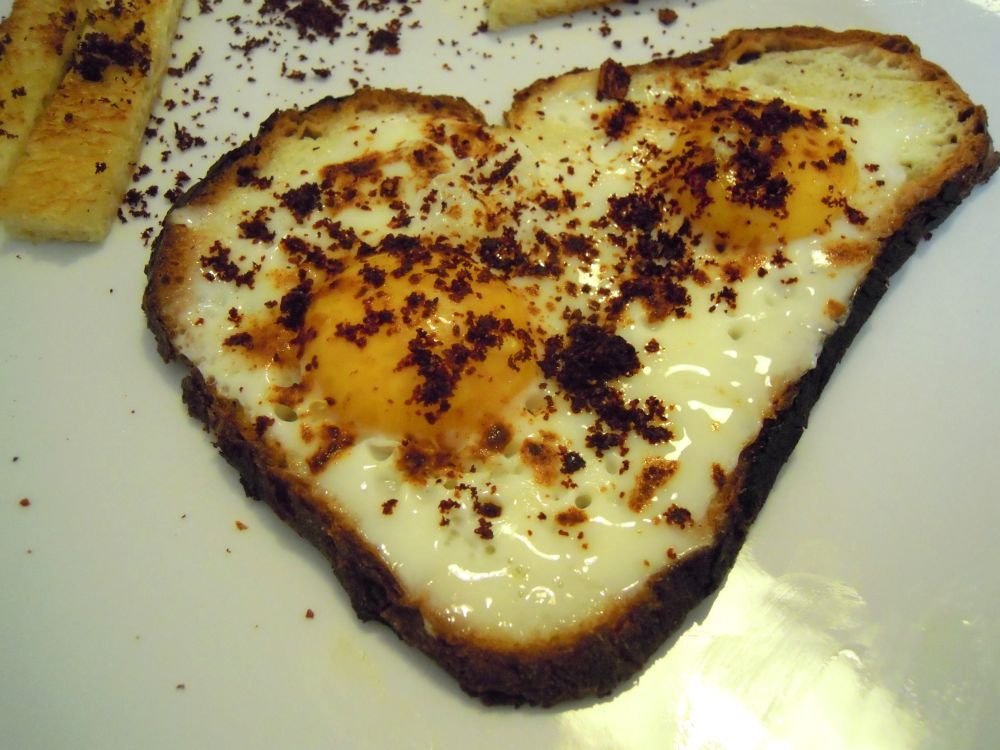 Uova abbracciate nel Pane di Matera