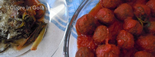 Polpette di pane con sugo di pomodoro impiattate