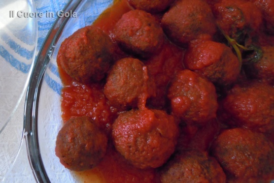 Polpette di pane con sugo di pomodoro impiattate