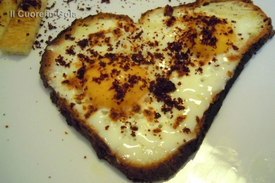 Uova abbracciate nel Pane di Matera